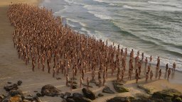 Хиляди голи австралийци участваха във фотосесия на Бонди бийч (снимки)