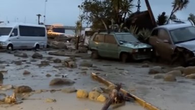 Порои причиниха свлачища на италиански остров, има загинали и безследно изчезнали (видео)