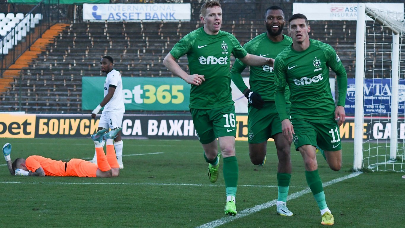 Щастлив и спорен късен гол приближи Лудогорец до върха в Първа лига