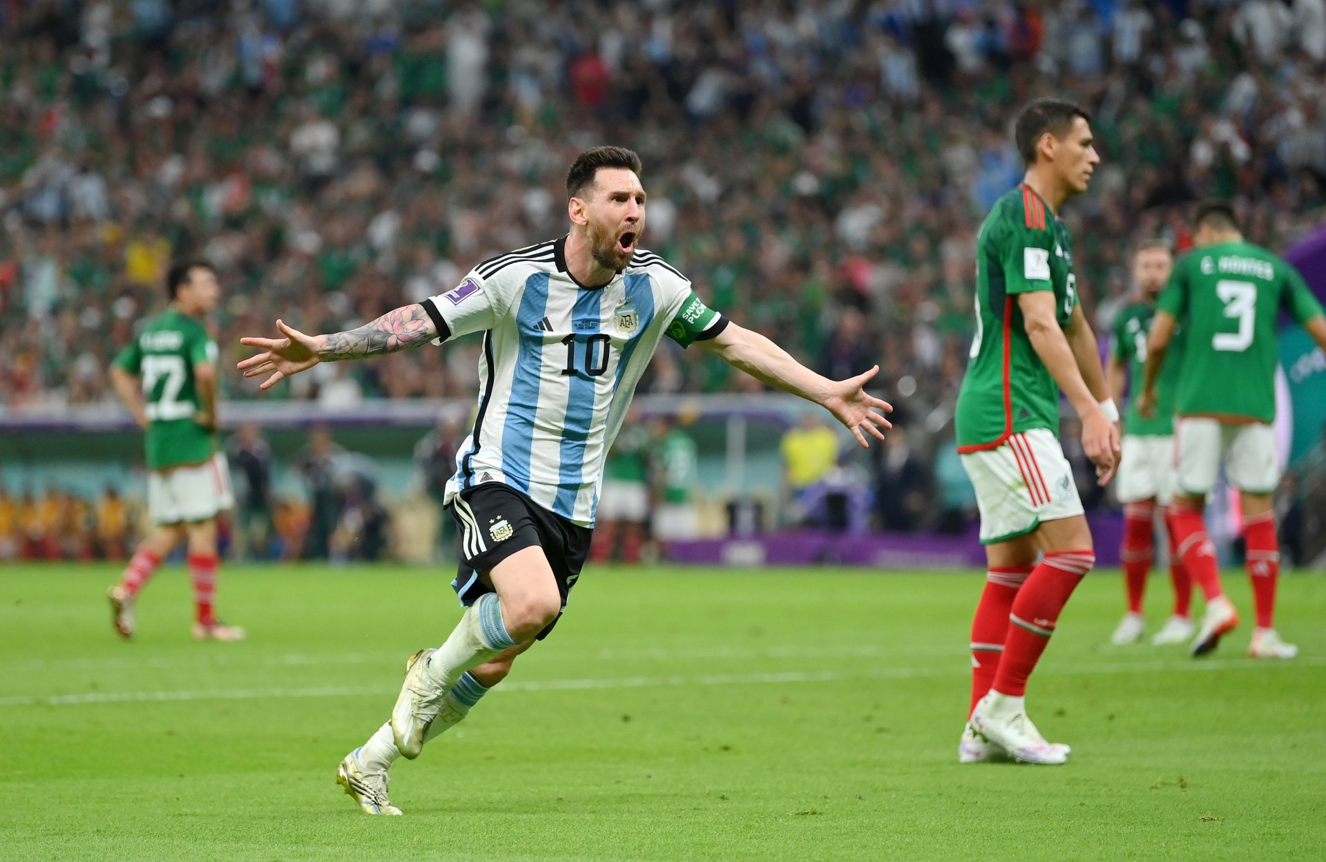 В същия ден Лионел Меси беше притиснат до стената и върна радостта на аржентинците с гол срещу Мексико при жизненоважната победа с 2:0.