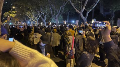 Протестите срещу строгите COVID ограниченията в Китай се разпространиха в още