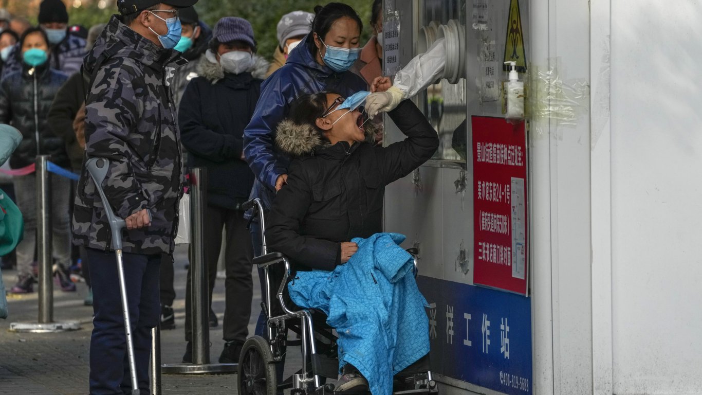 Китай съобщи официално за първи смъртни случаи от COVID-19 от седмици насам
