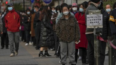 Хонконг сваля строгите мерки срещу COVID-19, маските обаче остават