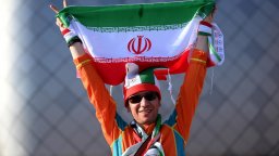 Преди ключовия мач: САЩ махнаха герба на Иран от знамето