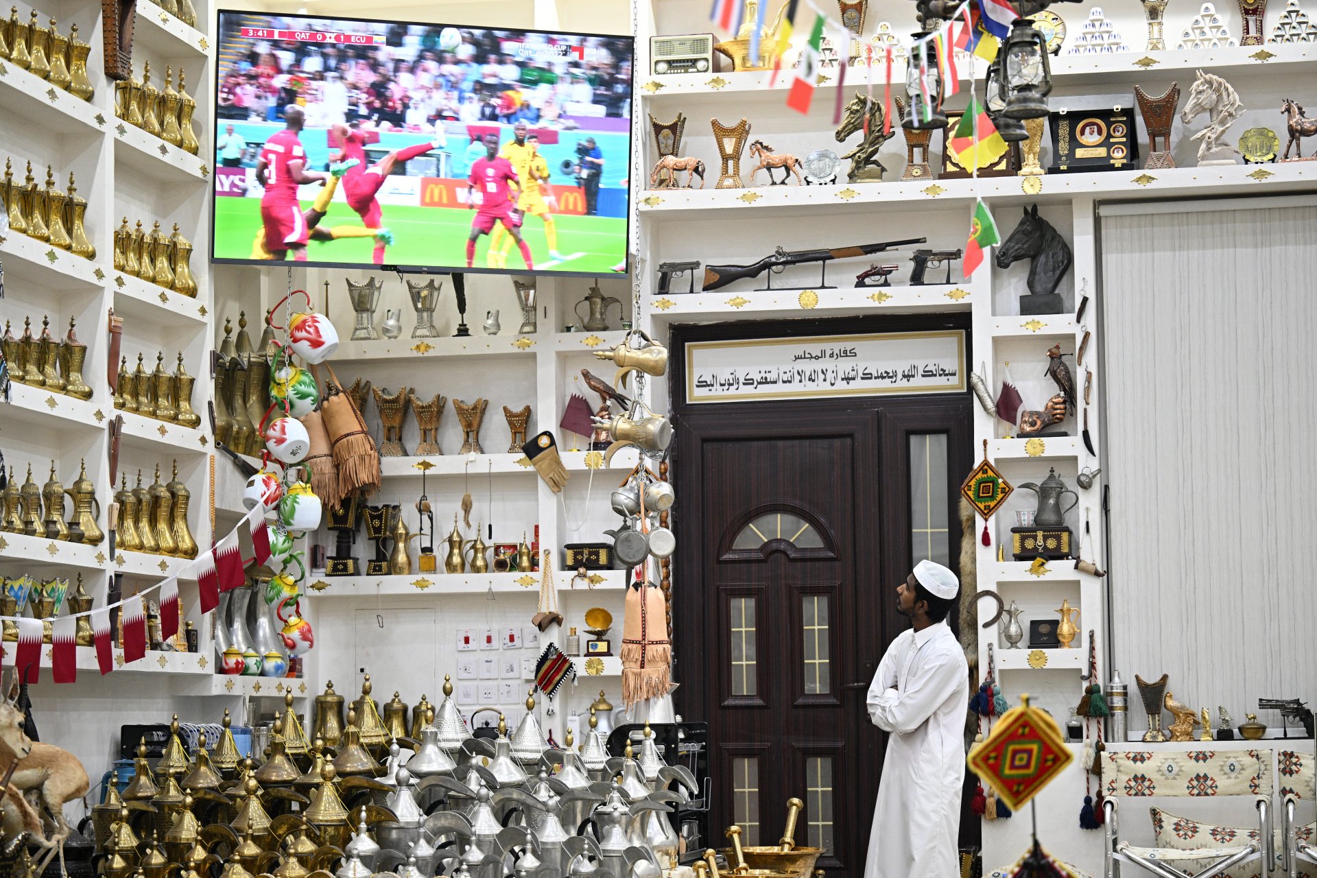 Семейство гледа мача в традиционна катарска стая за срещи