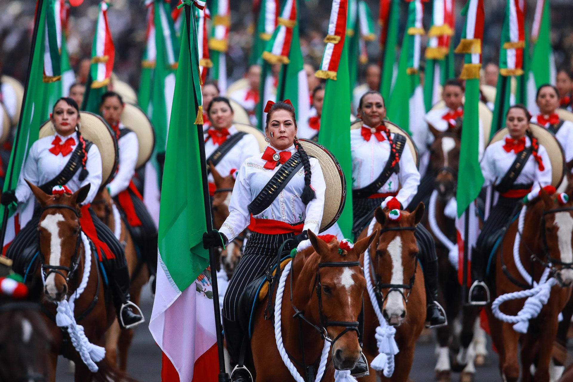 Участници в Прада за годишнината от Мексиканската революция 