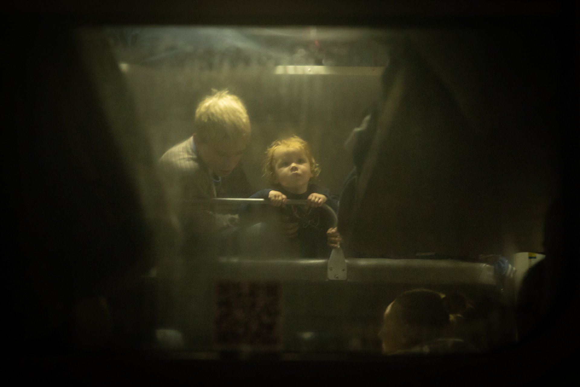 Дете в евакуационен влак от Херсон