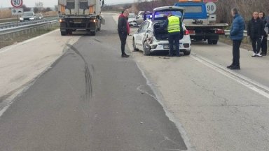 Камион блъсна полицейски патрулен автомобил на магистрала  Хемус край Нови пазар съобщиха