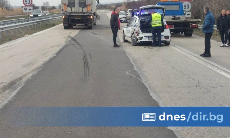 Камион блъсна полицейски патрулен автомобил на магистрала Хемус край Нови пазар, съобщиха