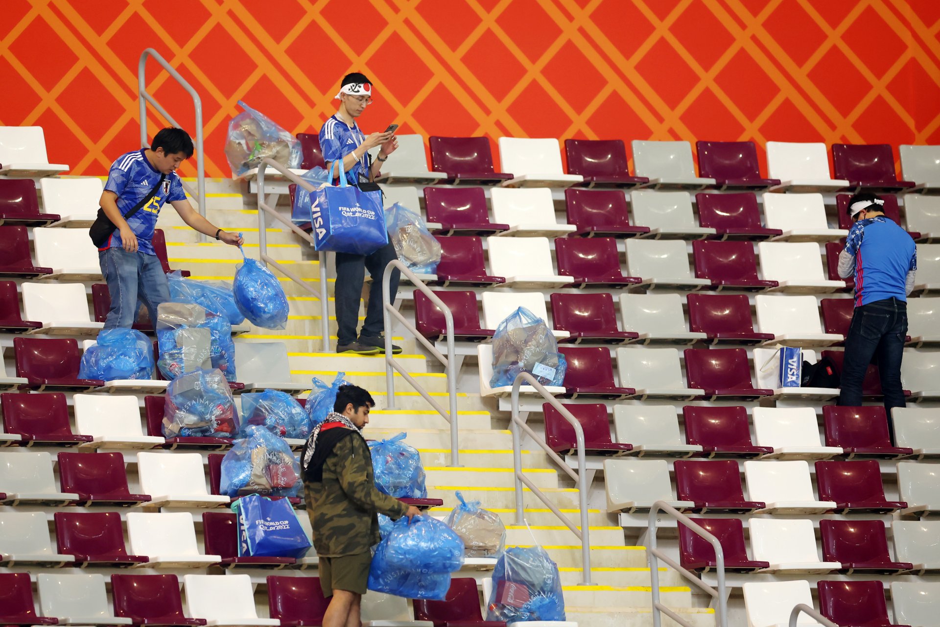 Японските фенове чистят стадиона в Катар