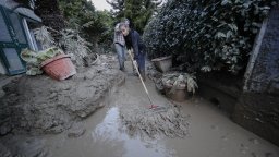 Изчезналата българка под калта, затрупала италианския остров Иския, е загинала (снимки)