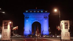 Триумфалната арка в Букурещ грейна в синьо за външните министри на НАТО
