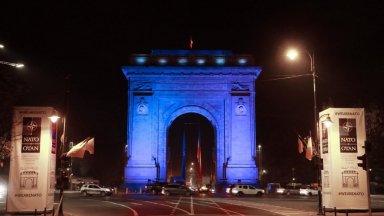 Триумфалната арка в Букурещ грейна в синьо Тя ще бъде