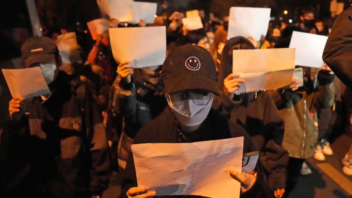 Китай отчете Covid рекорди за пети пореден ден на фона на безпрецедентни протести срещу Си Цзинпин