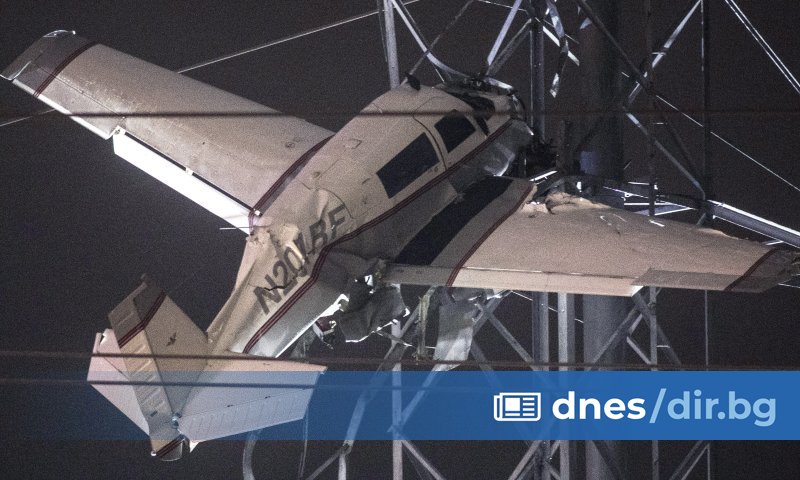 Малък самолет Mooney M20J с двама души се удари в