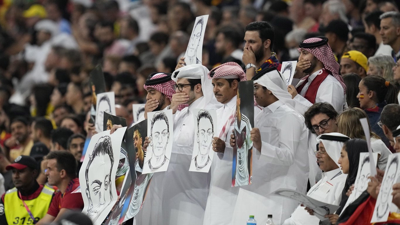 Катарские болельщики высмеивают молчание Германии с помощью лица Месута Озила 