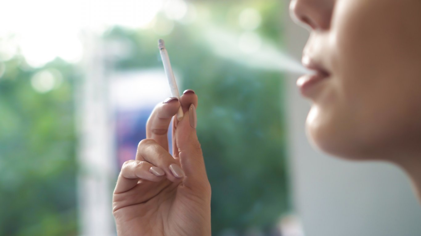 Канада ще поставя предупредителни надписи срещу тютюнопушенето върху всяка цигара