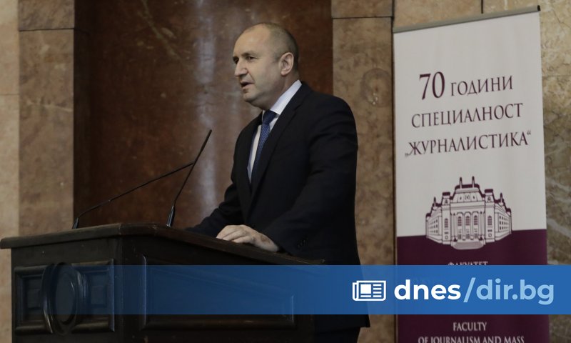 Президентът Румен Радев връчи днес Почетния знак на държавния глава