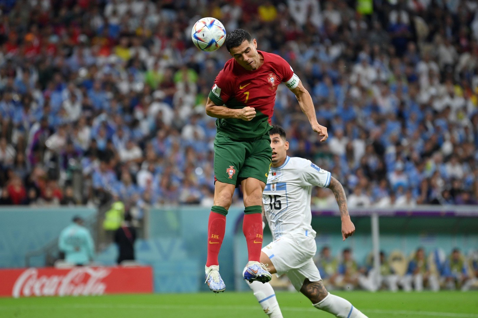 Един от най-любопитните моменти на световното. Бруно Фернандеш центрира към Кристиано Роналдо срещу Уругвай, а голът беше записан на името на осмицата. Докосна ли се тя до главата на суперзвездата?