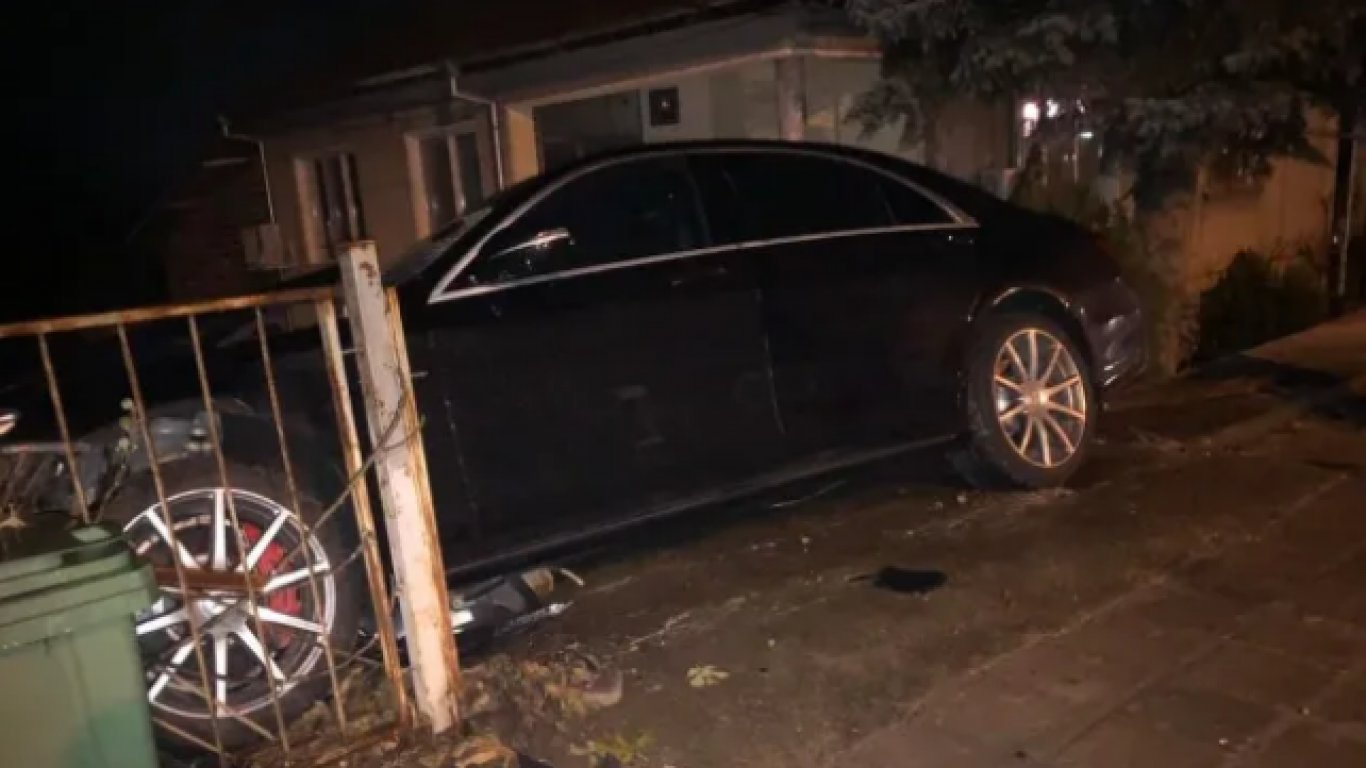 14-годишен подкара кола и се вряза в ограда в Пловдивско
