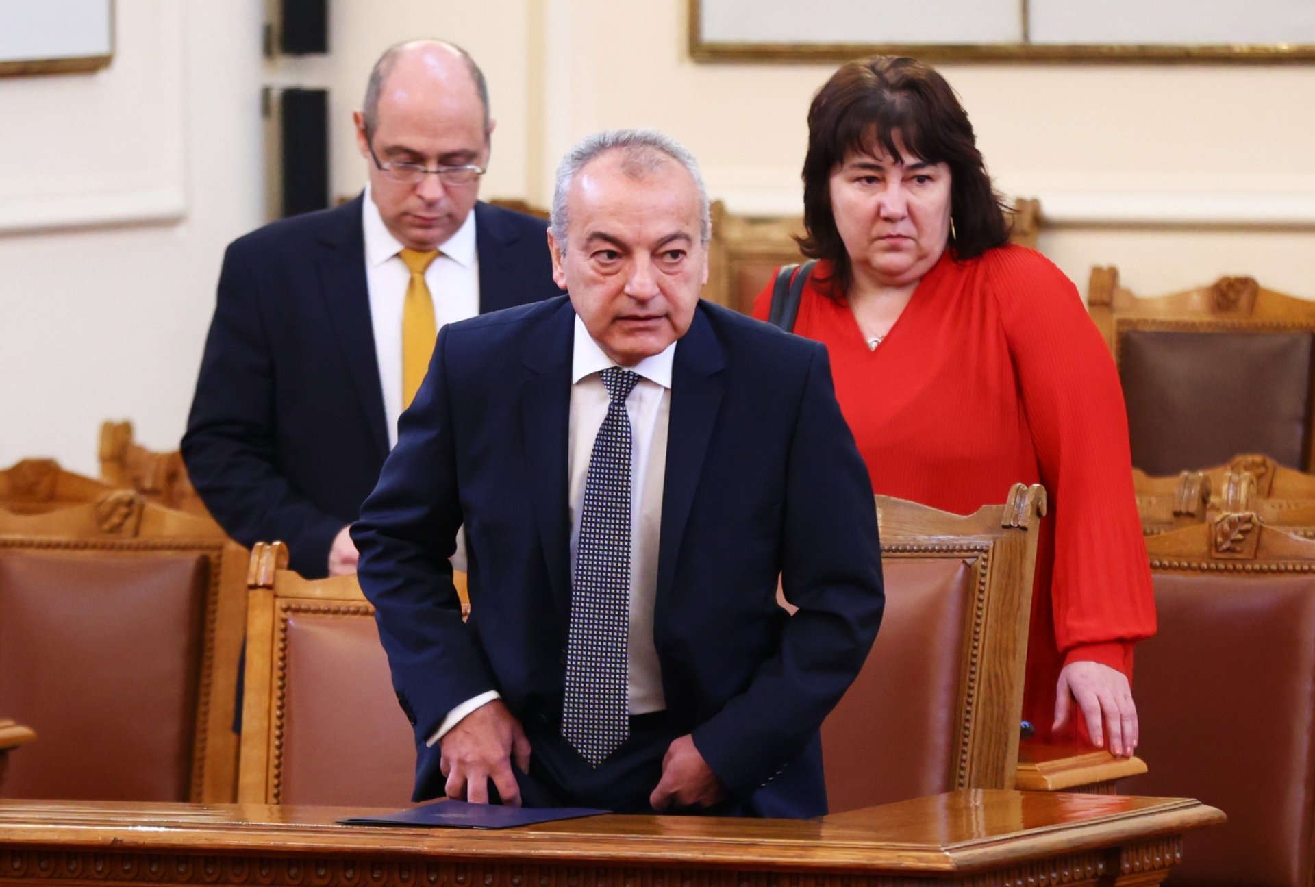 Mинистър-председателят Гълъб Донев (в средата), министърът на труда и социалната политика Лазар Лазаров (вляво), министърът на финансите Росица Велкова-Желева (вдясно)