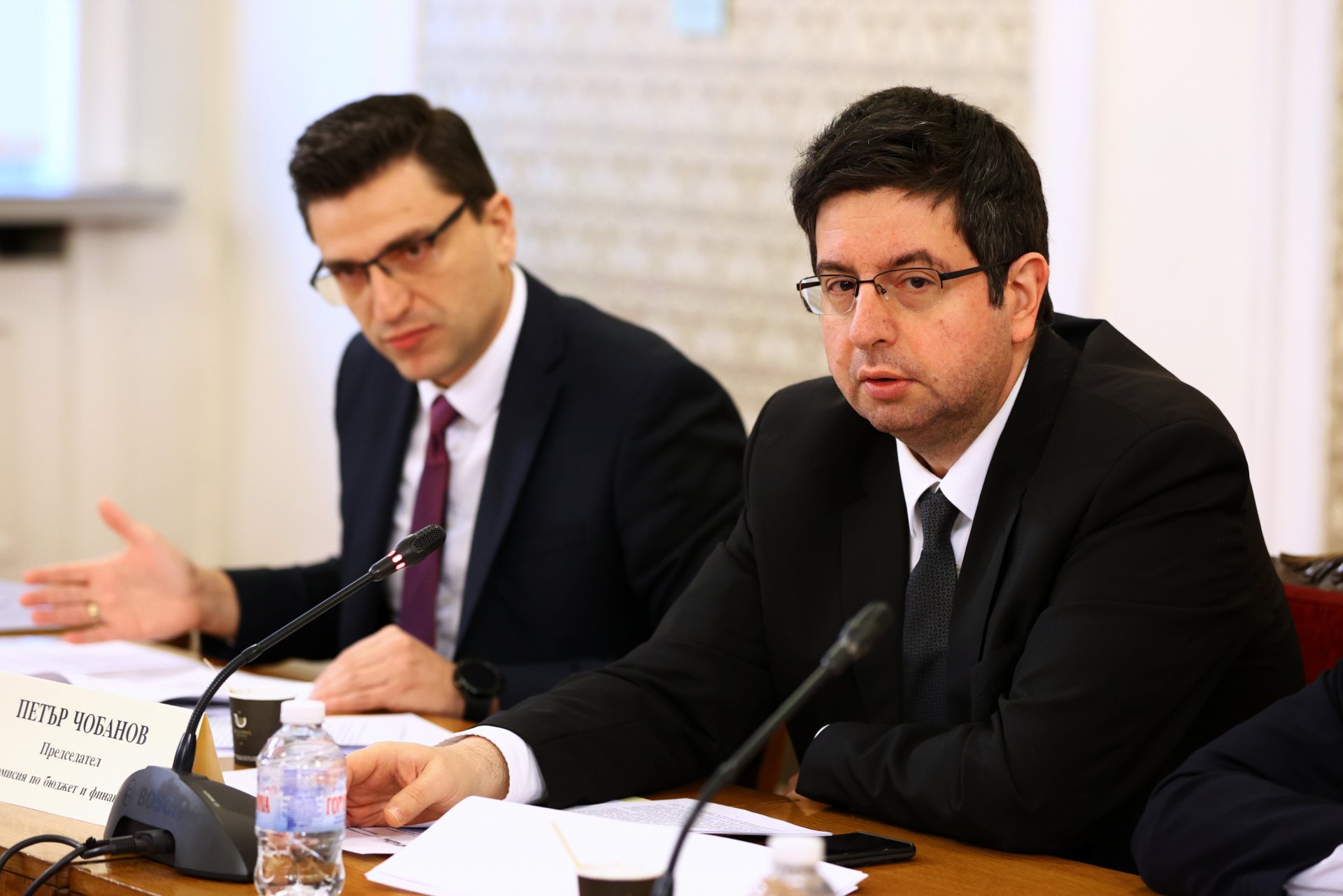 Венко Сабрутев, зам.-председател на бюджетната комисия, и Петър Чобанов (дясно), председател на комисията по време на заседанието й във вторник, 29 ноември