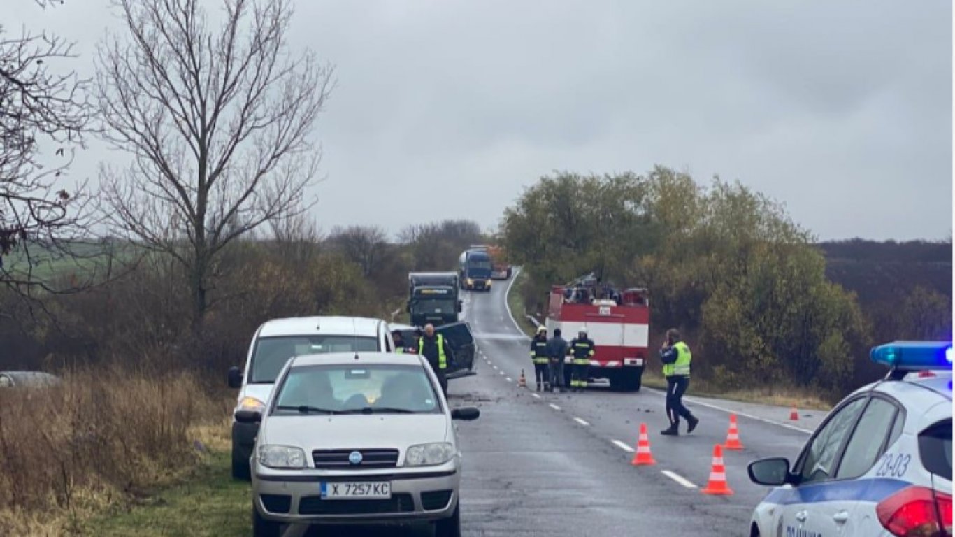 Трима загинали и шестима ранени при катастрофа на хлъзгав път край Стара Загора