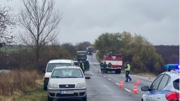 Трима загинали и четирима ранени при катастрофа на хлъзгав път край Стара Загора