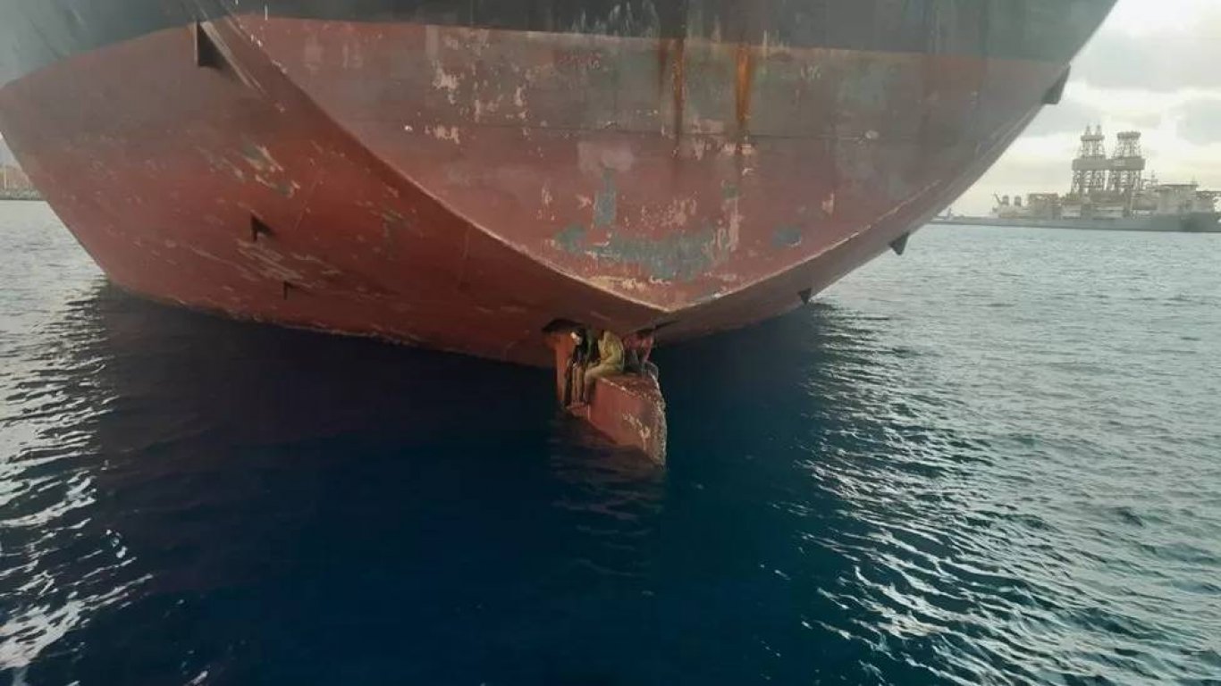 Откриха трима мигранти на кормилото под кърмата на танкер след 11 дни в морето (видео)