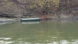 Откриха лодката с греблата на изчезналите рибари на брега на езерото "Мандра" (снимки/видео)