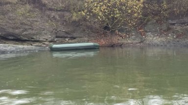 Лодката с греблата на двамата изчезнали в езерото Мандра край