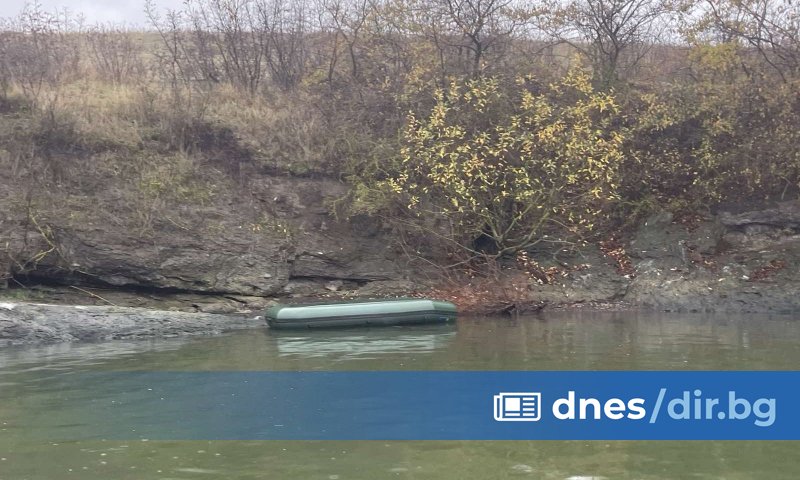 Лодката с греблата на двамата изчезнали в езерото Мандра край