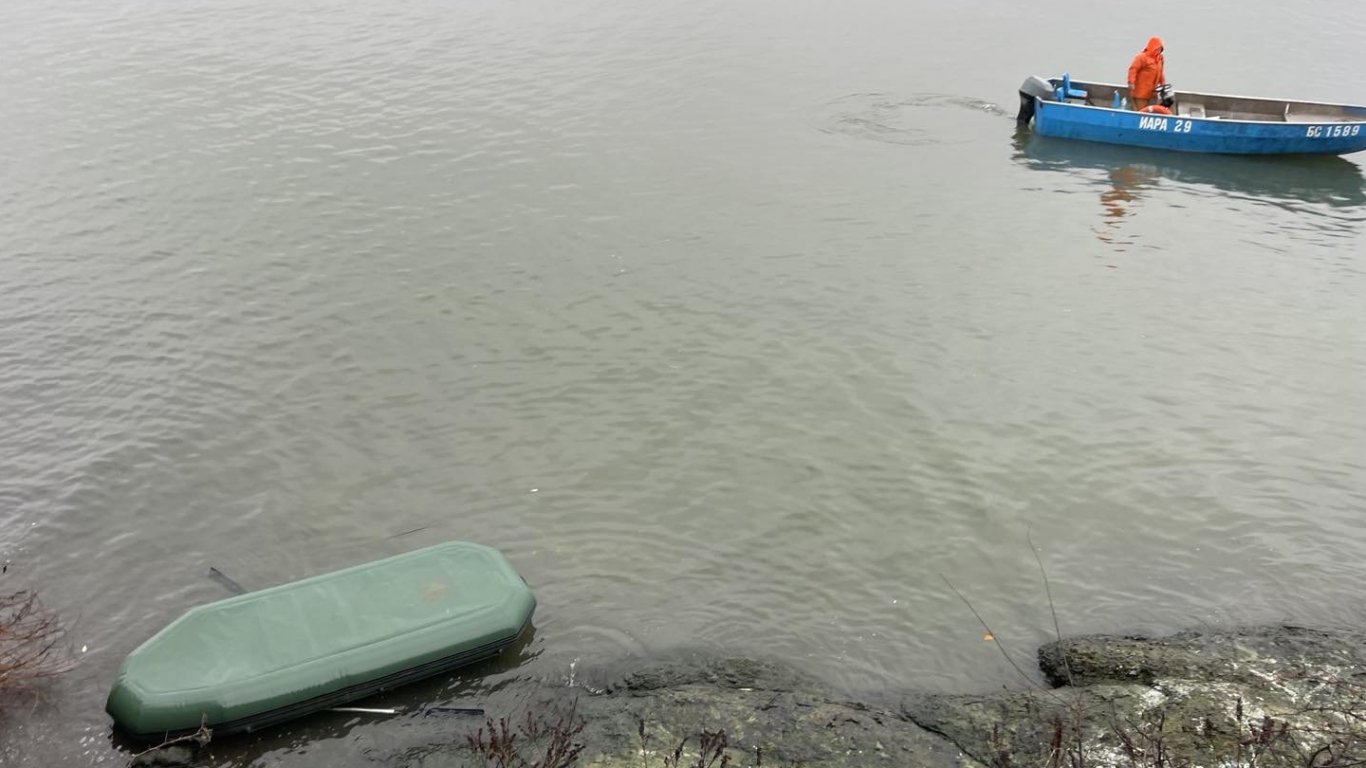 Девети ден няма и следа от изчезналите в Мандренското езеро рибари, акцията продължава
