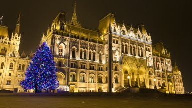 Велосипед чиито педали въртят минувачи захранва светлинна инсталация във формата