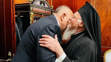 Лидерът на ГЕРБ Бойко Борисов се поклони в българската църква