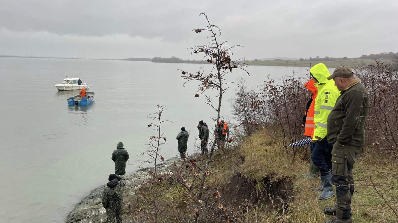 Изплува тялото на един от изчезналите рибари в бургаско езеро