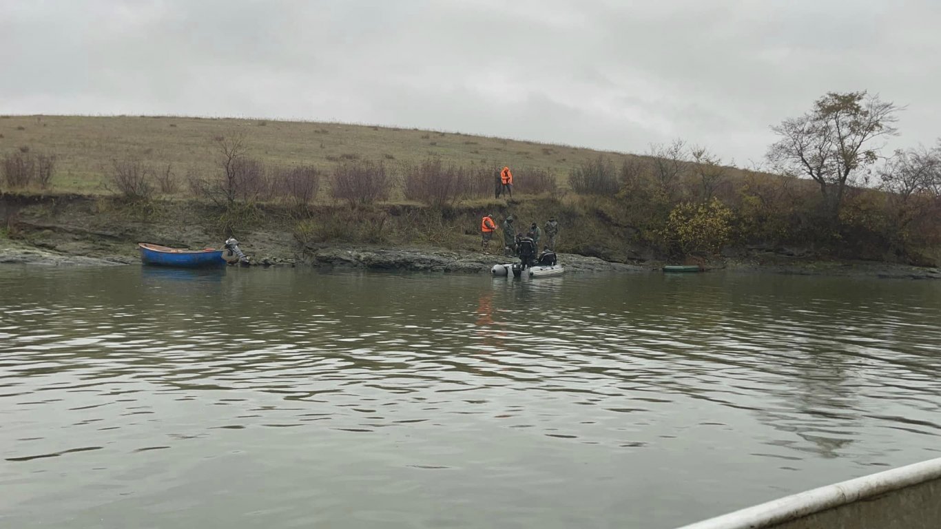 Спасители с лодки, водолази и дрон продължават издирването на изчезналите рибари