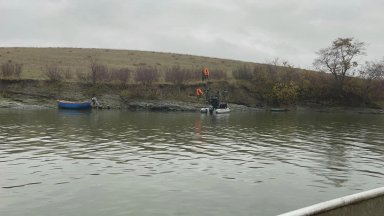 Въпреки проливния дъжд и ниските температури акцията по издирването на