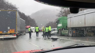 Удар между кола и камион блокира Прохода на Републиката