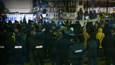 Протестиращи срещу връщането на хартиената бюлетина блокираха движението пред НС (видео)