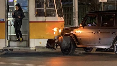 Шофьор на джип Мерцедес се удари челно в трамвай на