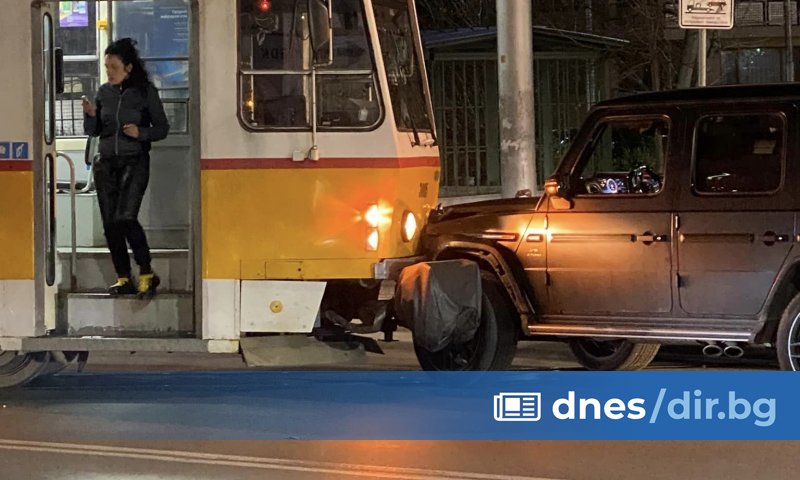 Шофьор на джип Мерцедес се удари челно в трамвай на
