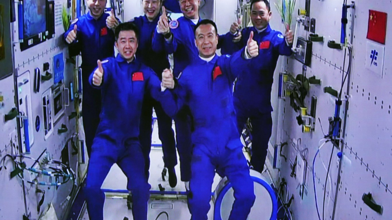 Пекин за първи път сменя екипажа в орбиталния китайски „Небесен дворец“