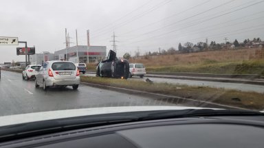 Със серия от катастрофи на мокра настилка започна днешния ден