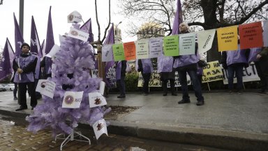 Протестна акция и синдикална елха на която вместо играчки са