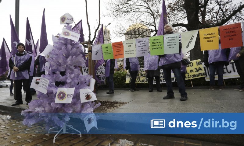 Протестна акция и синдикална елха, на която вместо играчки са