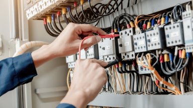 Волтова дъга порази работник по време на работа с електрическо