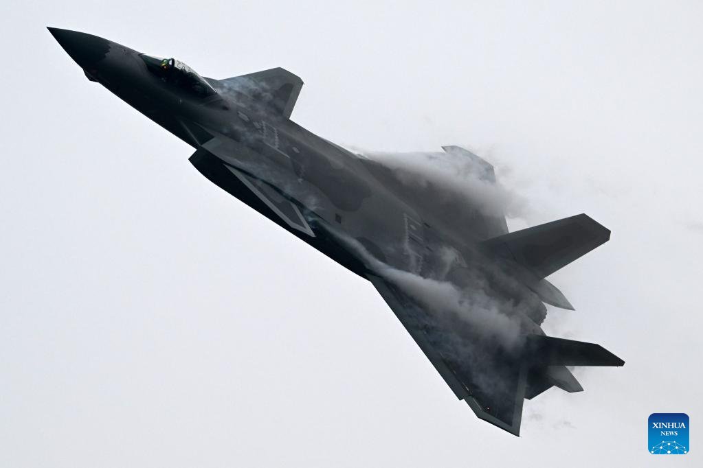 Стелт изтребителят J-20