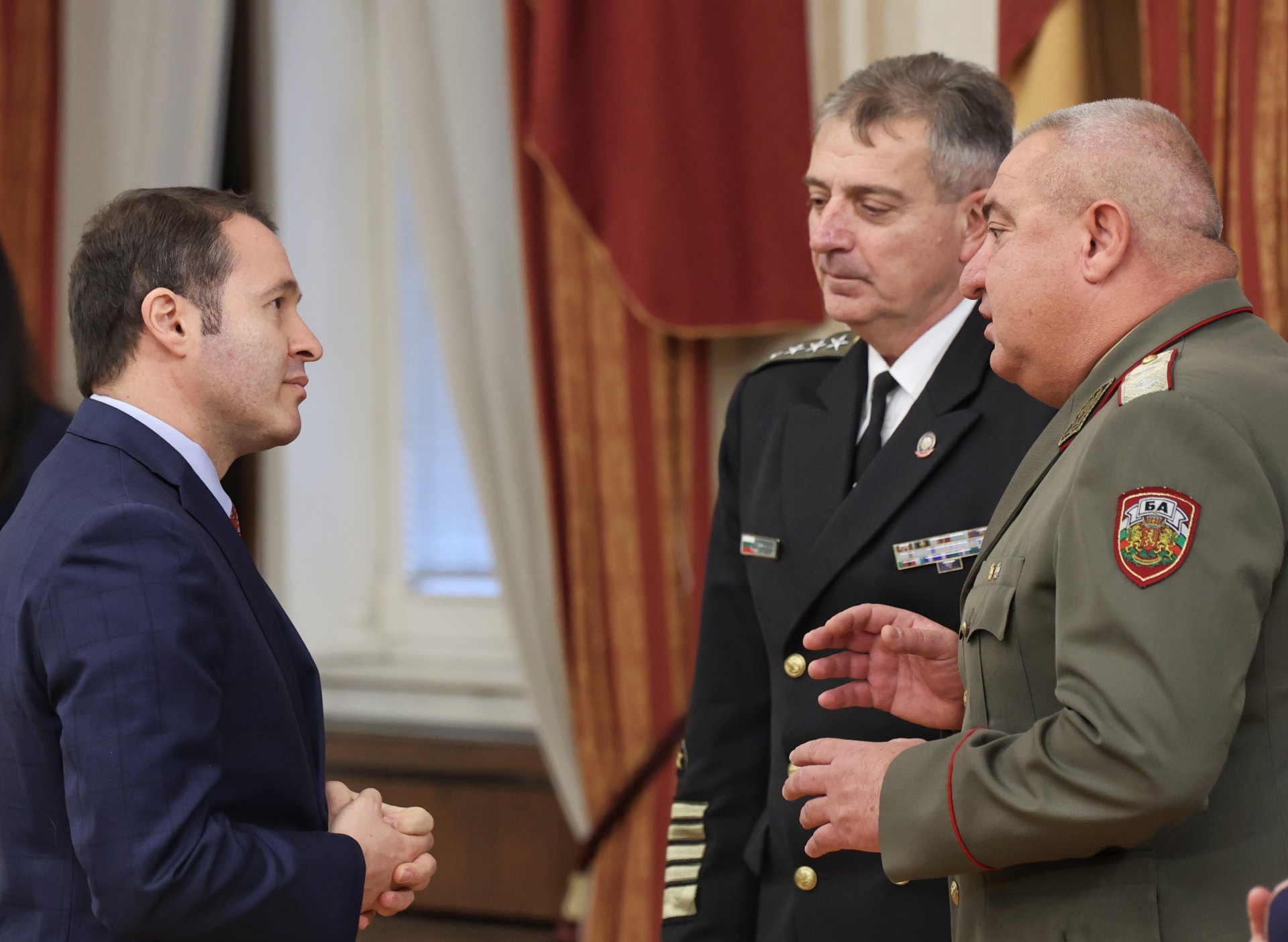 На събитието присъстват (от ляво надясно) съпругът на президента на Косово Приндон Садриу, адмирал Емил Ефтимов и командирът на Съвместното командване на силите генерал-майор Валери Цолов.