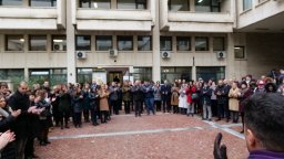 Служители на МВнР хвърляха жълти стотинки в знак на протест 